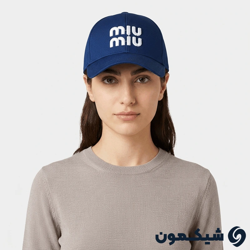 کلاه بیسبالی Miu Miu رنگ سرمه ای روی سر مدل