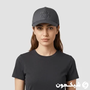 کلاه بیسبالی Miu Miu رنگ طوسی روی سر مدل