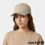 کلاه بیسبالی Miu Miu رنگ کرم روی سر مدل