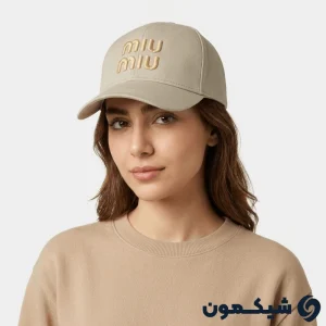 کلاه بیسبالی Miu Miu رنگ کرم روی سر مدل