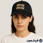 کلاه بیسبالی Miu Miu رنگ مشکی روی سر مدل