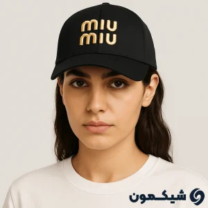 کلاه بیسبالی Miu Miu رنگ مشکی روی سر مدل
