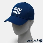 کلاه بیسبالی Miu Miu سرمه‌ای با گلدوزی سفید روی مانکن