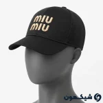 نمای روبرو کلاه بیسبالی Miu Miu مشکی با لوگوی طلایی