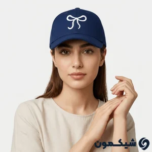 کلاه بیسبالی Miu Miu سرمه‌ای با طرح پاپیون سفید روی سر مدل