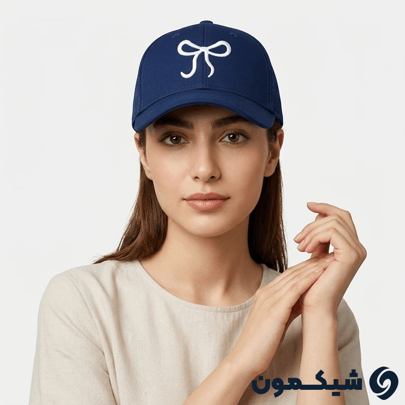 کلاه بیسبالی Miu Miu سرمه‌ای با طرح پاپیون سفید روی سر مدل