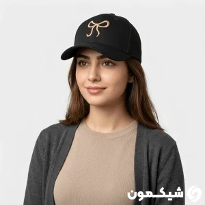 کلاه بیسبالی Miu Miu مشکی با گلدوزی پاپیون طلایی روی سر مدل