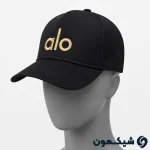 کلاه بیسبالی Alo مشکی با لوگوی گلدوزی طلایی، نمای سه‌رخ روی مانکن