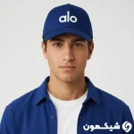 مدل مرد با کلاه بیسبالی Alo سرمه‌ای، استایل تابستانی کژوال