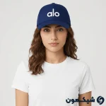 مدل زن با کلاه بیسبالی Alo سرمه‌ای و تی‌شرت سفید، استایل اسپرت