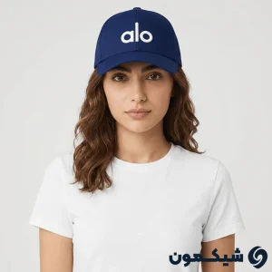 مدل زن با کلاه بیسبالی Alo سرمه‌ای و تی‌شرت سفید، استایل اسپرت