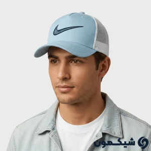 مدل مرد با کلاه لی Nike آبی روشن، ست شده با کت جین برای استایل خیابانی مدرن