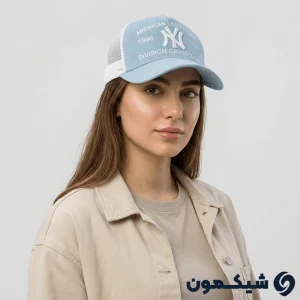 مدل زن با کلاه لی نیویورک یانکیز؛ استایل کژوال با کلاه پشت تور و رنگ آبی روشن