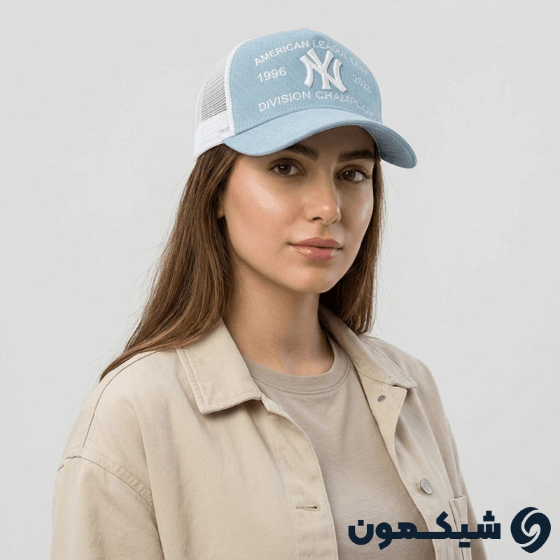 مدل زن با کلاه لی نیویورک یانکیز؛ استایل کژوال با کلاه پشت تور و رنگ آبی روشن مدل زن با کلاه لی نیویورک یانکیز؛ استایل کژوال با کلاه پشت تور و رنگ آبی روشن