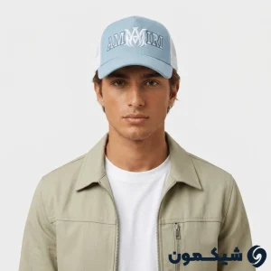 مدل مرد با کلاه لی AMIRI؛ ست کردن کلاه آبی روشن پشت تور با استایل روزمره