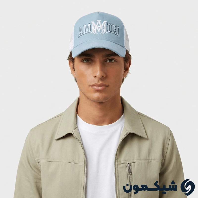 مدل مرد با کلاه لی AMIRI؛ ست کردن کلاه آبی روشن پشت تور با استایل روزمره مدل مرد با کلاه لی AMIRI؛ ست کردن کلاه آبی روشن پشت تور با استایل روزمره