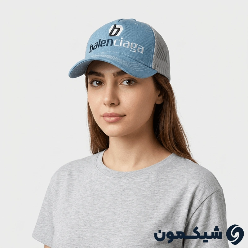 مدل زن با کلاه لی Balenciaga؛ نمای نزدیک از صورت مدل زن با کلاه بیسبالی سفید و آبی مدل زن با کلاه لی Balenciaga؛ نمای نزدیک از صورت مدل زن با کلاه بیسبالی سفید و آبی