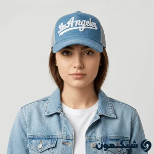 مدل زن با کلاه لی Los Angeles؛ ست کردن کلاه بیسبالی پشت تور با کت جین آبی