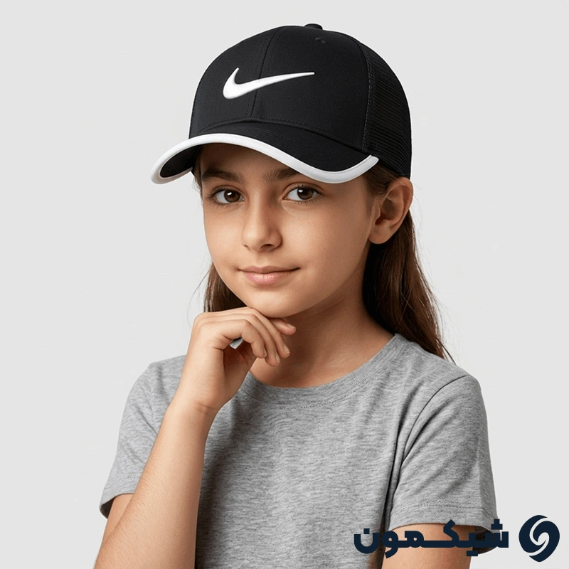کلاه بچگانه nike پشت تور لبه سفید روی سر دختر کودک با تیشرت طوسی کلاه بچگانه nike پشت تور لبه سفید روی سر دختر کودک با تیشرت طوسی